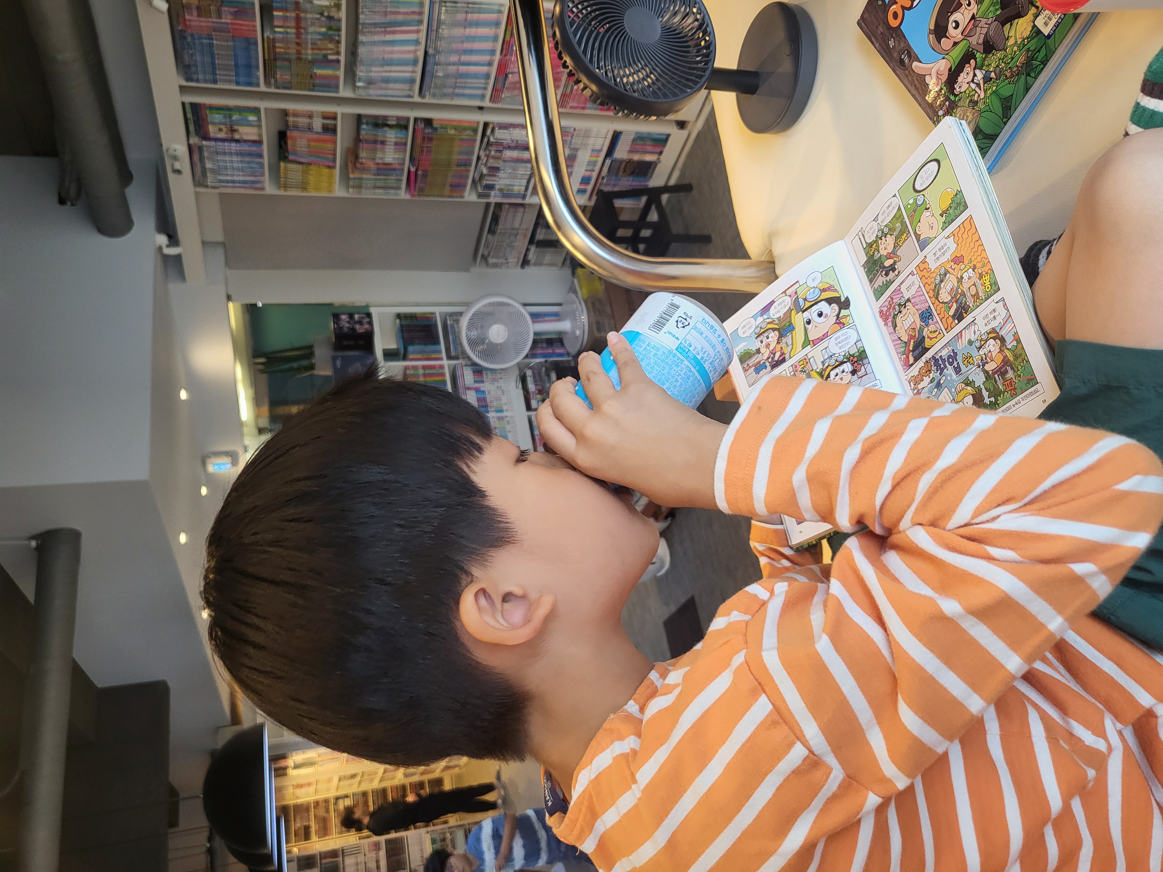 하루종일 종종거렸던 몸과 마음을 책방에서 릴랙스